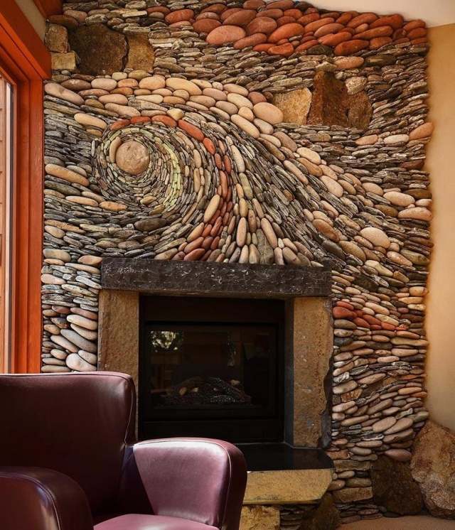 vacker-mosaik-konst-på-eldstaden-väggfärgade-flodstenar-vertikal-inredning