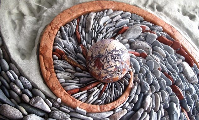 Pebble-mosaik-spiralslipad-slät-påminner-om-solsystemet