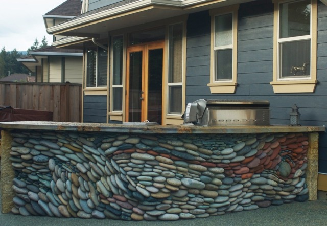 Mosaik-gjord i sten-permanent-och-ljusfast-utomhus-kök-klädd vägg
