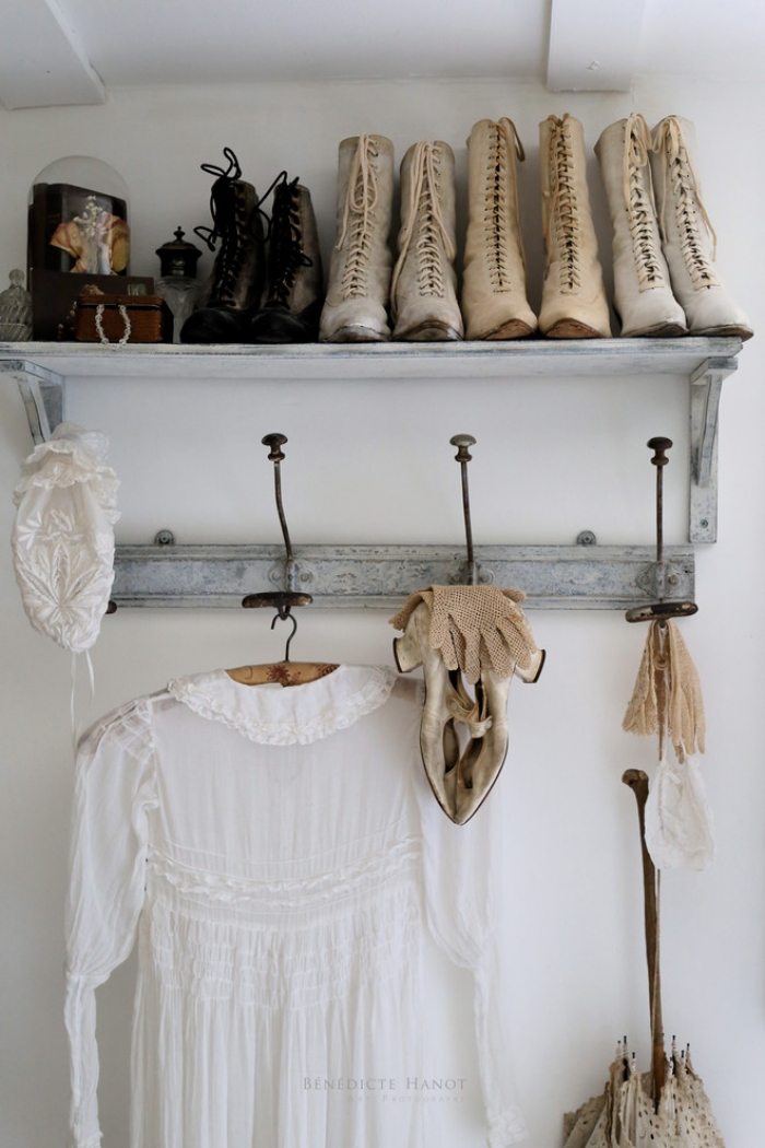 Shabby-chic-inredning-stil-idéer-metall-krokar-tydligen-slitna-möbler