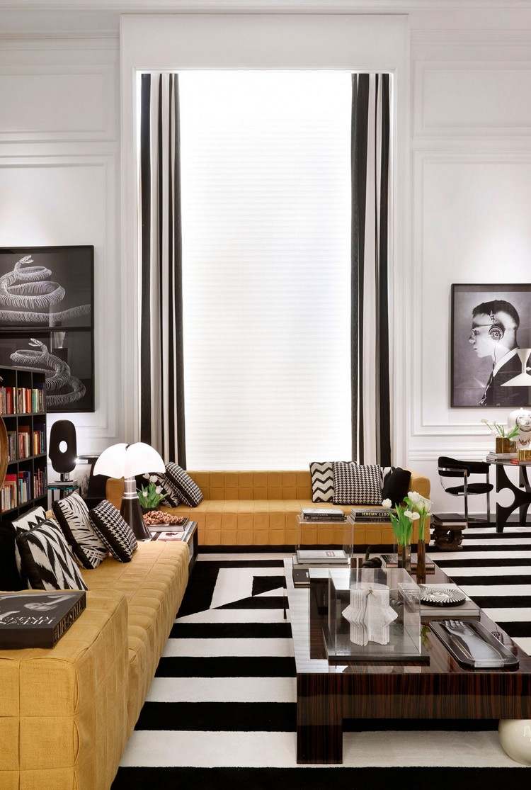Möblera-svart-vitt-vardagsrum-gul-stoppade-soffor-trä-soffbord
