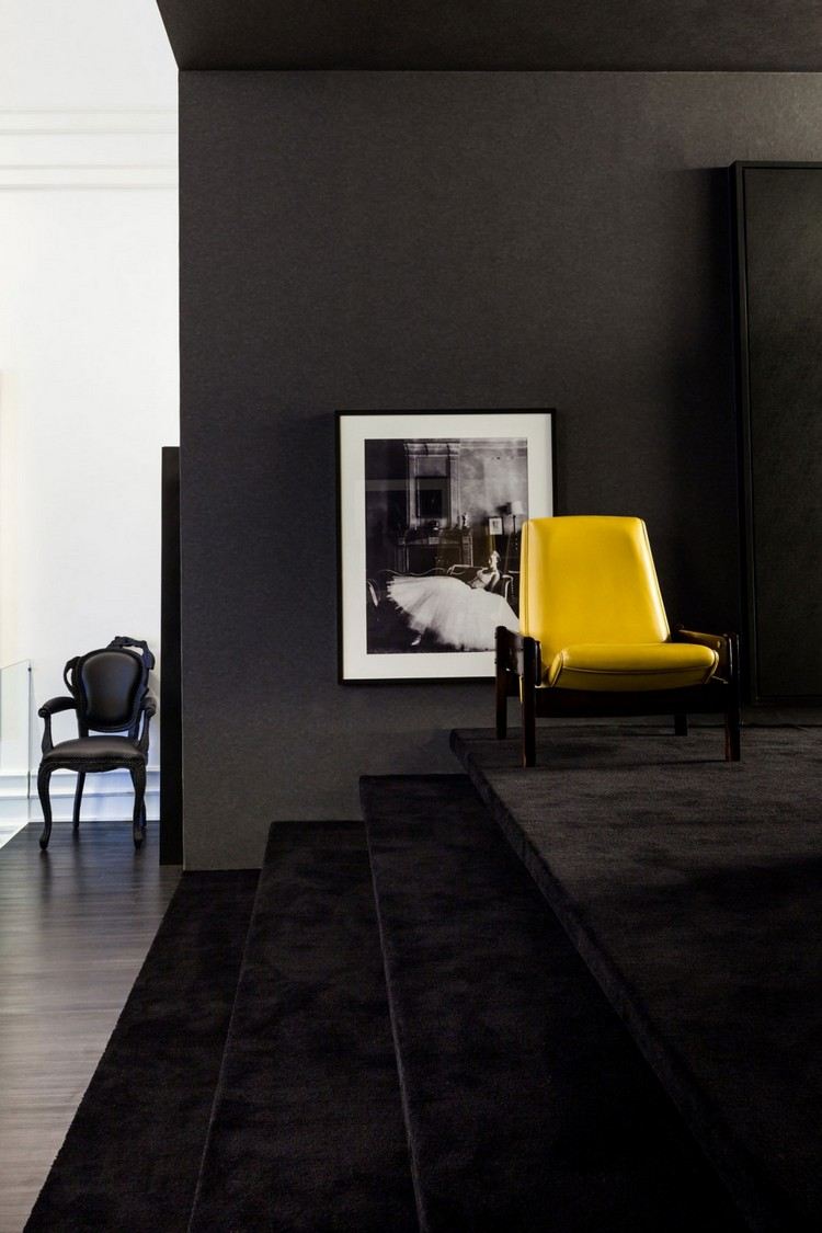 möblera-svart-vit-sovrum-svart-vägg-golv-gul-fåtölj