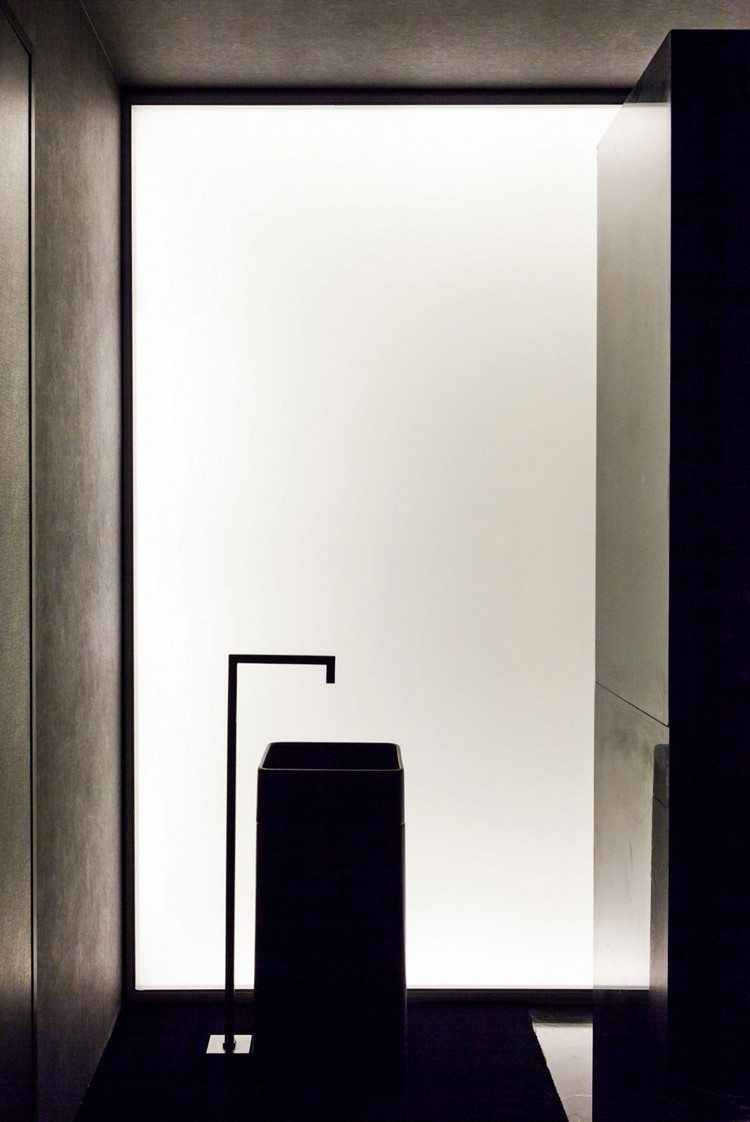 Möblera-svart-vit-badrum-pelare tvättställ-svart
