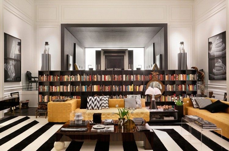 Inred i svartvitt vardagsrum-gul-soffa-bokhylla