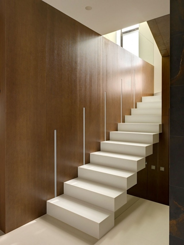 Alexandra-Fedorova-Design-trappa-minimalistisk-vit-steg-trä-väggar