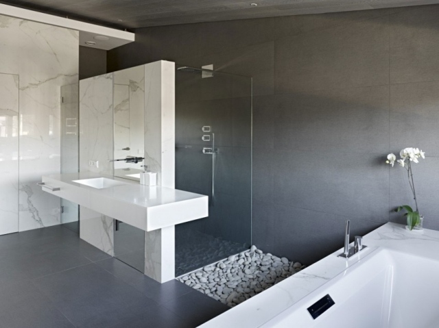 modernt-badrum-grått-vitt-färgschema-duschkabin-stenblockgolv