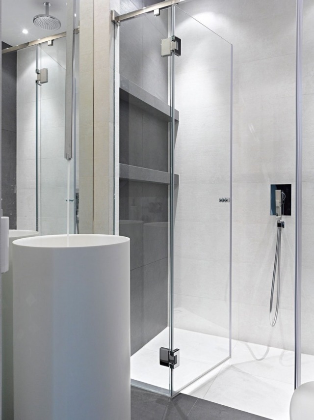 minimalistisk-badrum-piedestal-handfat-duschkabin-glaspartition