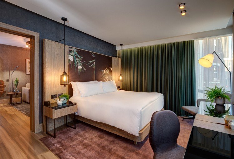 Inredning med naturmaterial hotellrum säng sänggavel klädsel