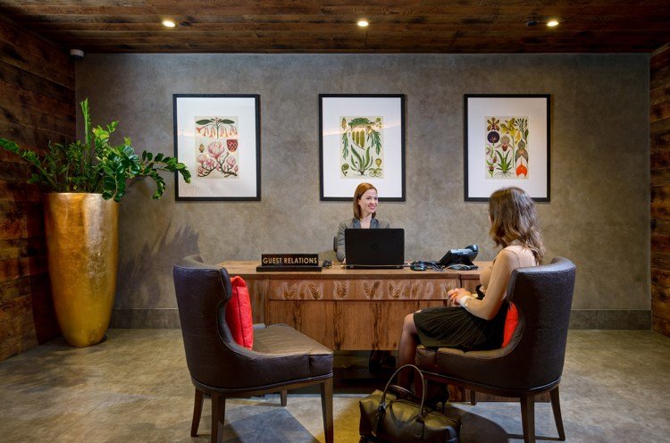 Inredning med naturmaterial Hotel Englands lobby