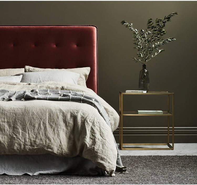 möbler med sänggavel i sammet säng sängbord i metall