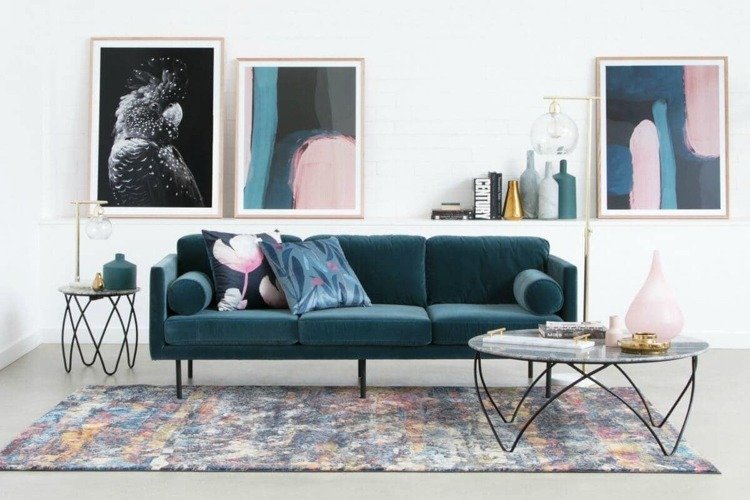 möblera med sammet soffa petrol blå och rosa färg accenter