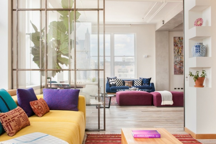 vardagsrum lägenhet möbler av ljusa färger kasta kuddar
