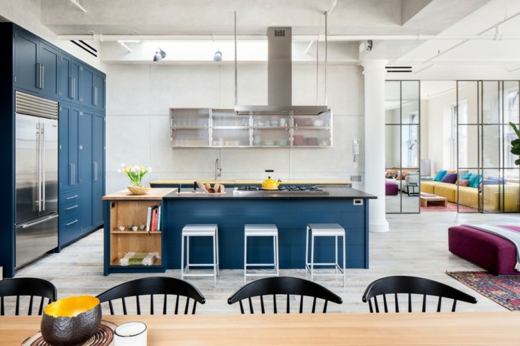 blå köksinredning färger skåp matbord kylskåp