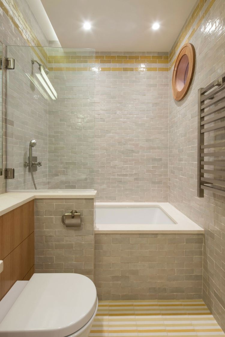badrum badkar toalett kakel färger grå gul