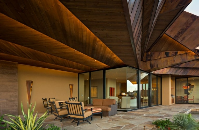 inredning färgglada möbler terrass stenplattor fönster främre tak trä