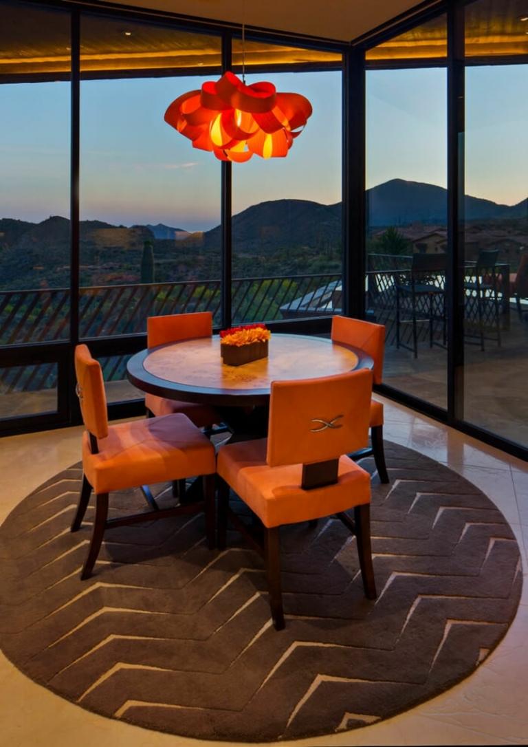 inredning färgglada möbler sittgrupp orange stolar runt mattgrå