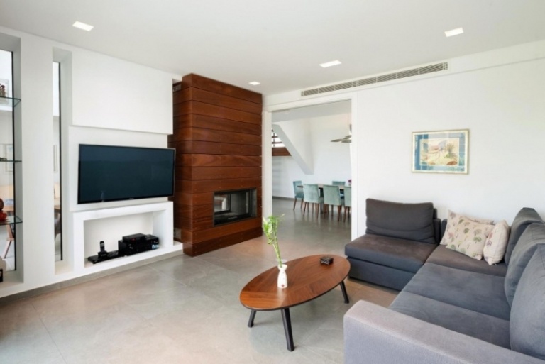 Möbler för vardagsrummet -vit-hörnsoffa-grå-soffbord-trä-väggpanel-tv