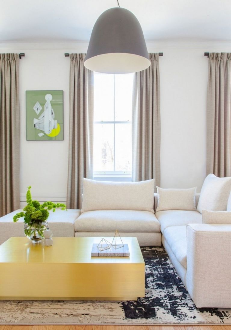 Möbler för vardagsrummet -vitt-soffa-soffbord-gul bild-detalj-färg-matta