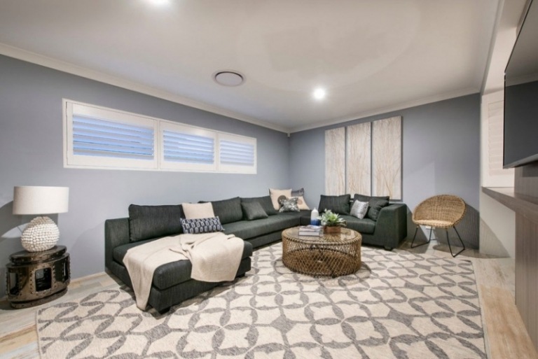Möbler för vardagsrummet - väggfärg - grå - soffa - mörkgrå - matta - mönster - grå och vit - soffbord - stol - rotting