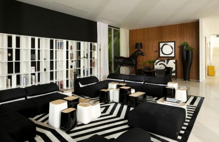 möblering-vardagsrum-svart-vita-ränder-matta-pall-soffa-modul-skulptur-häst-vägg-hylla