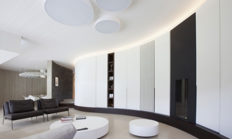 Inredning-vardagsrum-svart-vit-minimalistisk-modern-vägg-välvad-rund-tak-lampa-soffbord