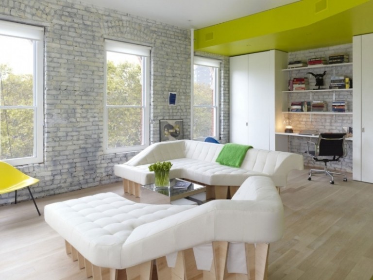 Inredning-vardagsrum-modern-vit-senap gul-tegel vägg-grå-trä golv-ljus