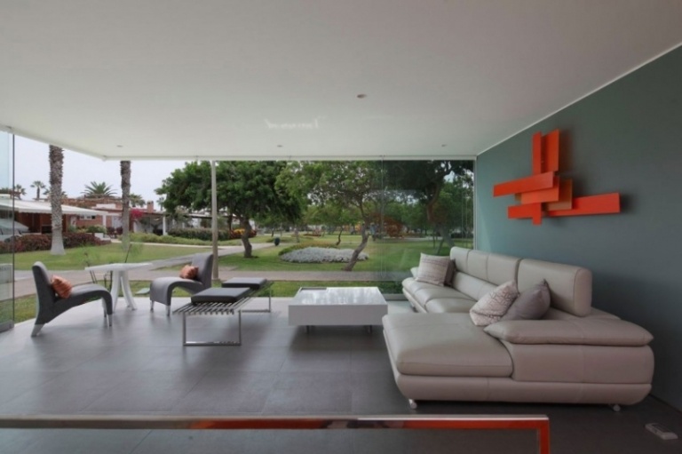 möblering-vardagsrum-modern-läder-soffa-grå-orange-vägg-soffbord-högglans fönstervägg