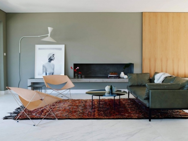 Inredning-vardagsrum-modern-klassisk-matta-läder soffa-fåtölj-ram-läder-foto-svart-vit