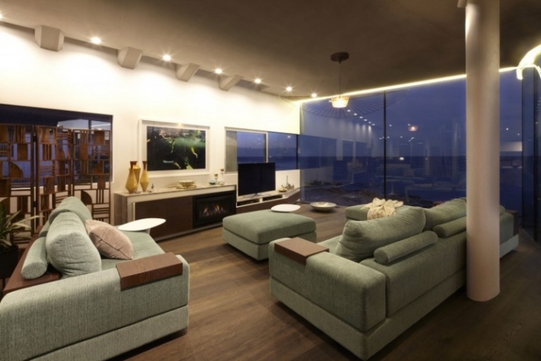 möblering-vardagsrum-havsutsikt-fläckar-soffa-pastell grön-tv vägg-deco