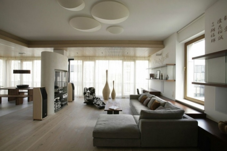 Inredning-vardagsrum-stort-öppet-hörn-soffa-svart-tv vägg-fristående