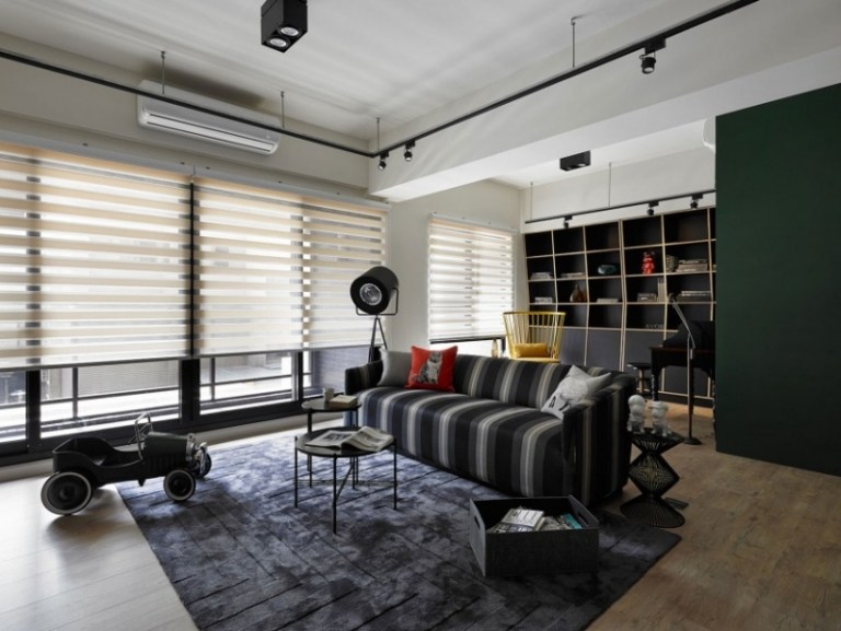 möblering-vardagsrum-soffmatta-mörk-grå-svart-vägg-hylla-retro-vagn-liten-modern