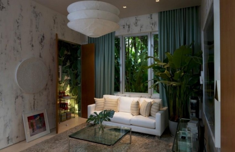Inredning-vardagsrum-soffa-vit-lampa-center-vita-växter-soffbord-glas
