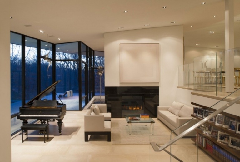 möblering-vardagsrum-soffor-ljusgrått-glas-fönster-vägg-spis-piano-svart-