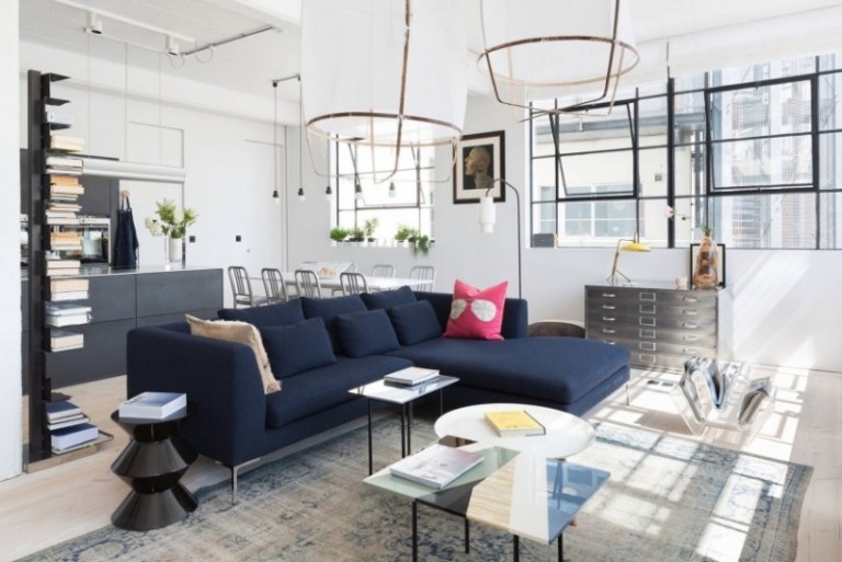 Möbler för vardagsrummet-matta-används-soffa-mörkblå-loft-lägenhet-lampor-glödlampor-svart-vit