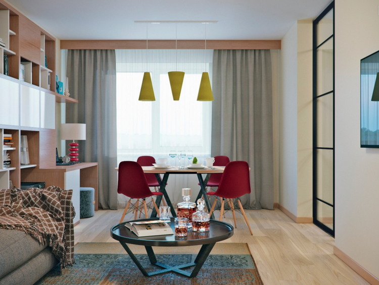 matsal möbler stolar röda retro stil lampor gult vardagsrum inbyggd vägg