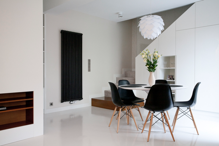 möblering i matsalen stolar säte skal svart golv vit högglansig