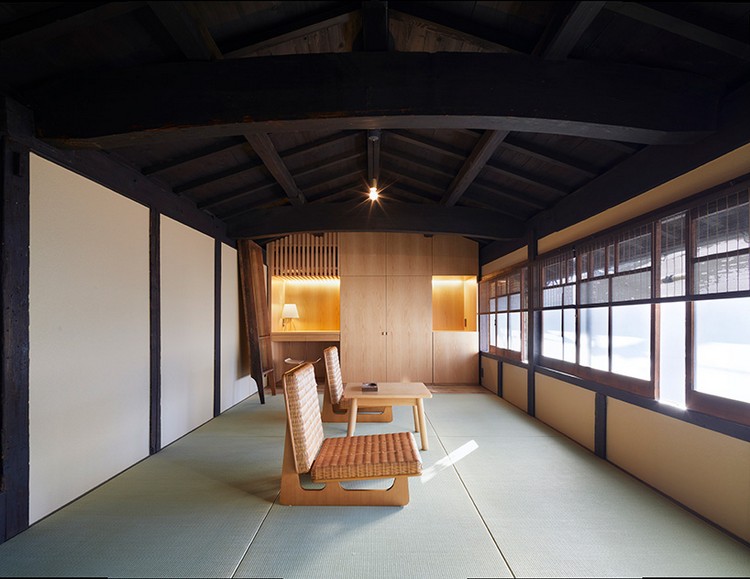 Pensionat i japansk stil vardagsrum med takbjälkar