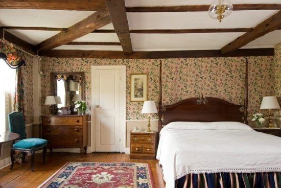 Sovrum interiör tapeter i kolonial stil trä balkar