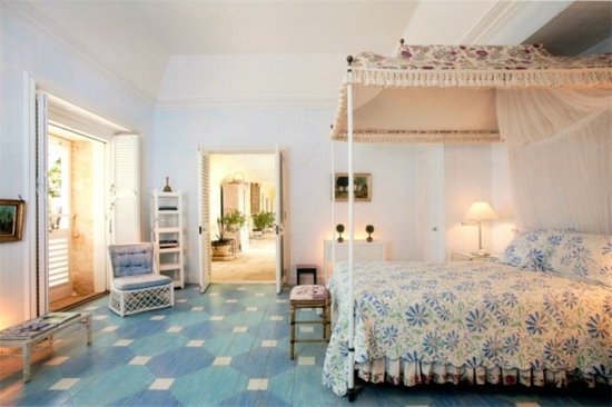 Möbler i kolonial stil ljusblått linne