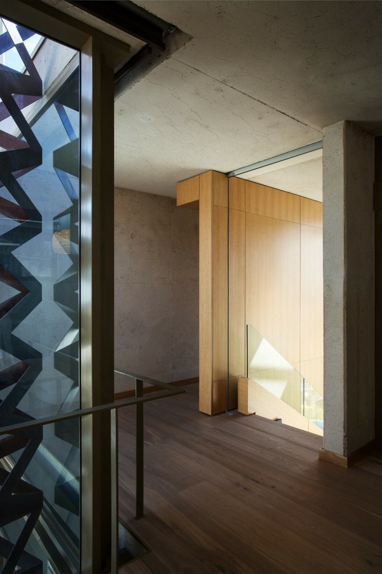 minimalistisk stil möbler hall design parkett komfort glasräcke sekretess skärm