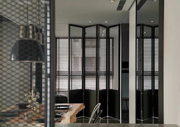 möbler i modern asiatisk stil industriell accent vikdörr metallfönster