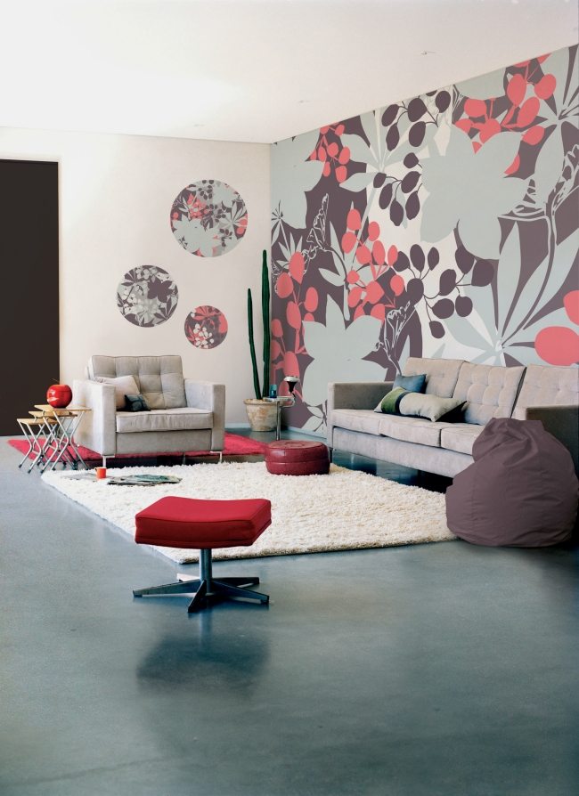 Retro stil inredning vardagsrum tapeter blommotiv grå fåtöljer