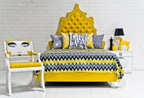 eklektisk inredning gul möbel pop art stol