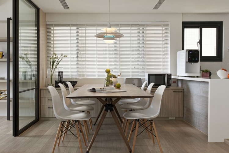 inredning med en minimalistisk asiatisk design matbord stolar vita