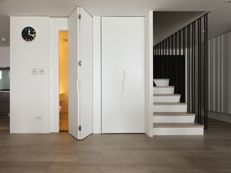 inredning med minimalistisk asiatisk design vikdörr vit gäst trappa