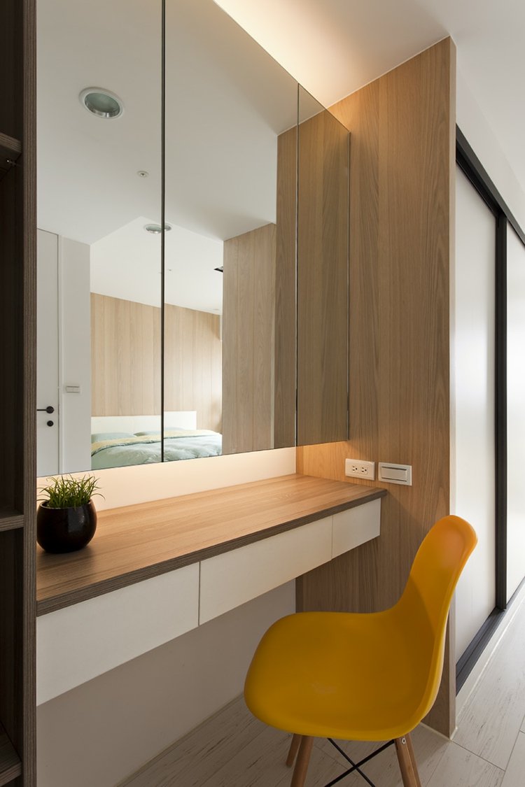inredning med minimalistisk asiatisk design badrumstol gul spegel