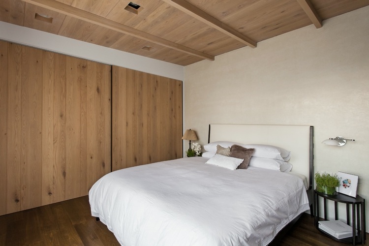 inredning minimalistisk asiatisk design balk tak trä sängbord garderob
