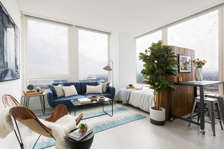 Inredningsexempel vardagsrum sovrum färger blå accenter skiljevägg paravent trä
