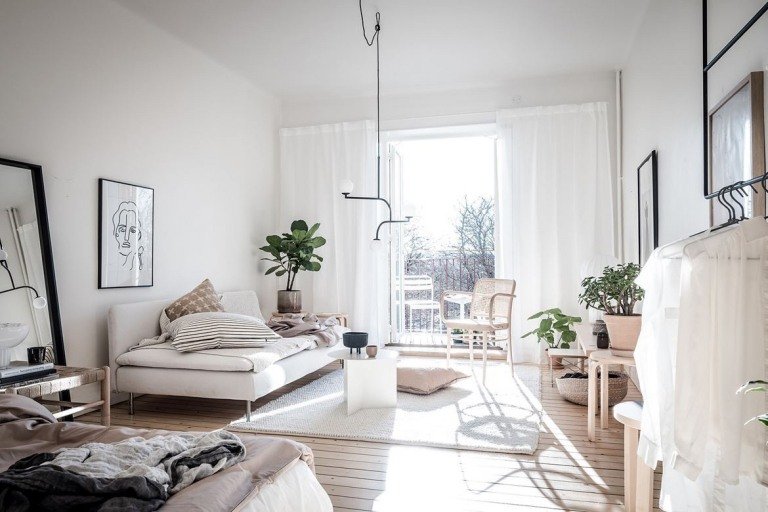 Kombinera vardagsrum och sovrum med 20 kvadratmeter exempel på enrumslägenhet i neutrala färger