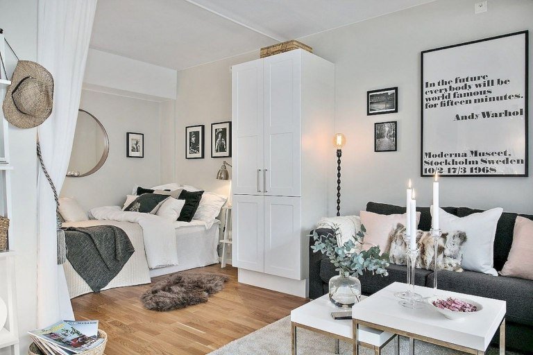 Inredningsexempel vardagsrum / sovrum kombination grå soffa vit garderob enkelsäng vit